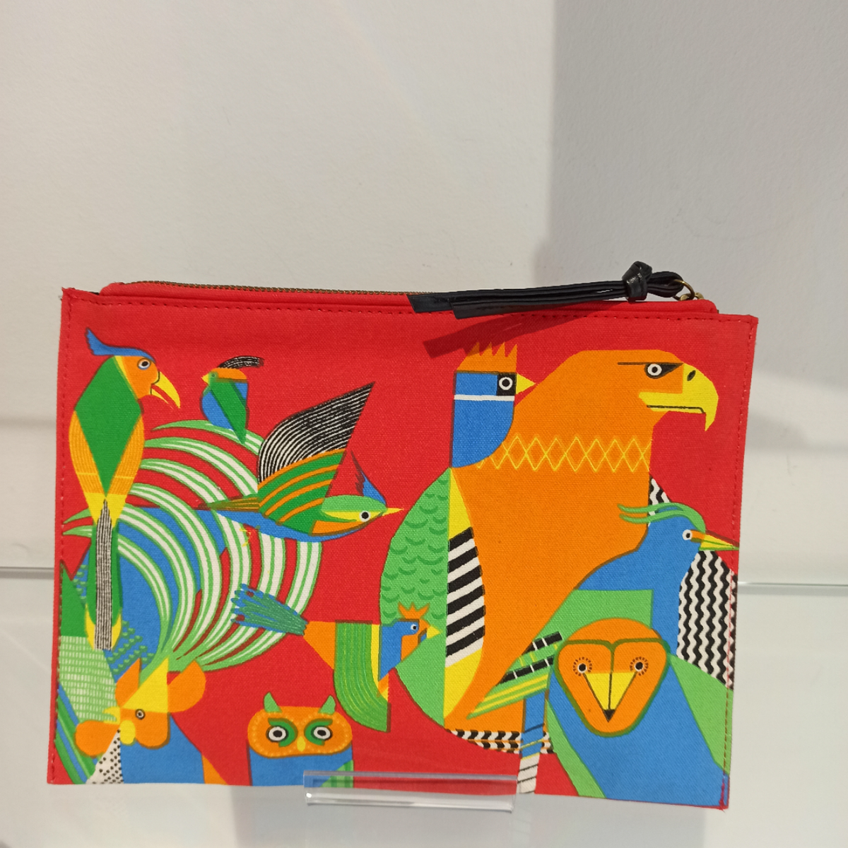 Découvrez notre magnifique pochette sac à main femme, une pièce essentielle pour toutes celles qui aiment allier style et praticité. Fabriquée avec des matériaux de haute qualité, cette pochette est à la fois chic et fonctionnelle.