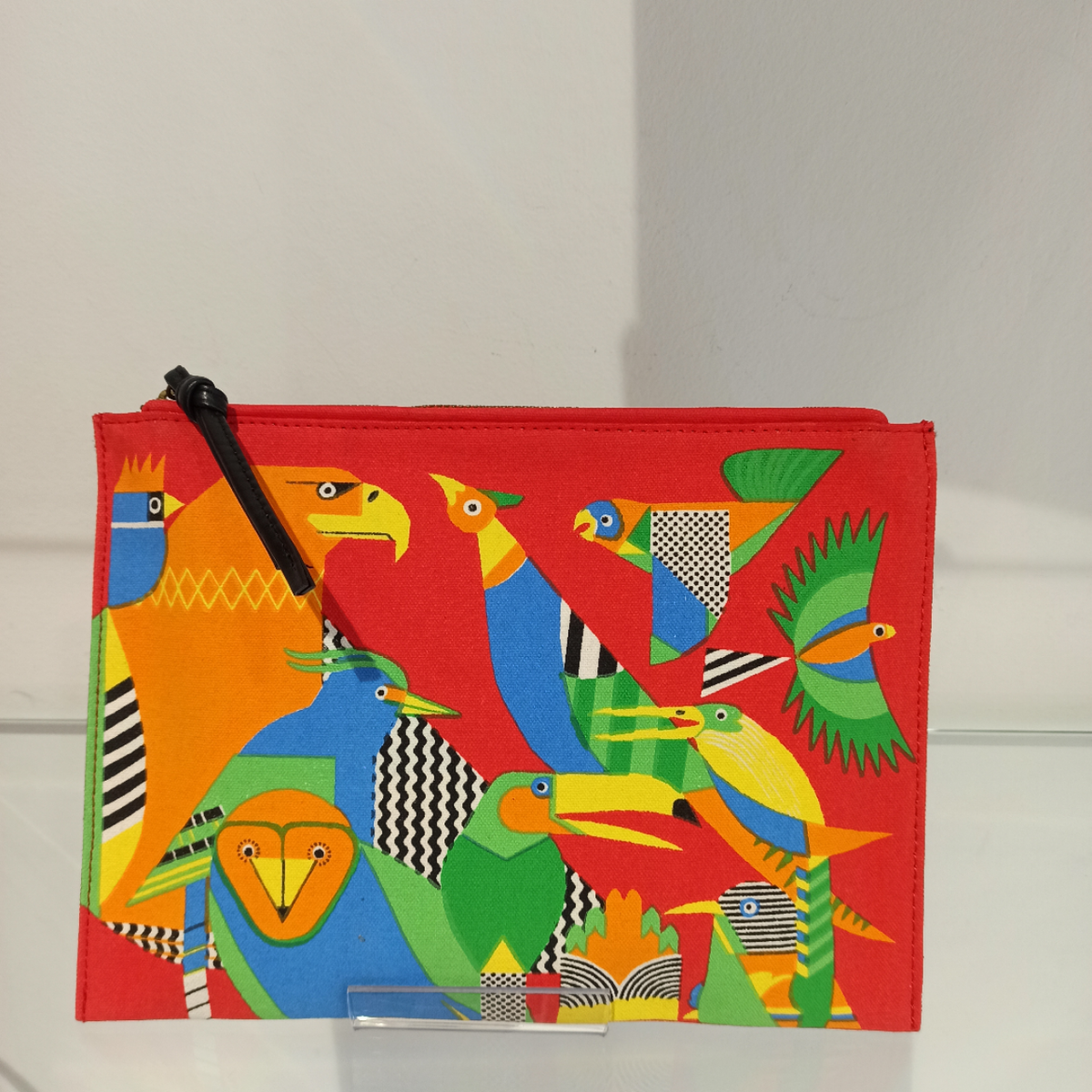 Découvrez notre magnifique pochette sac à main femme, une pièce essentielle pour toutes celles qui aiment allier style et praticité. Fabriquée avec des matériaux de haute qualité, cette pochette est à la fois chic et fonctionnelle.