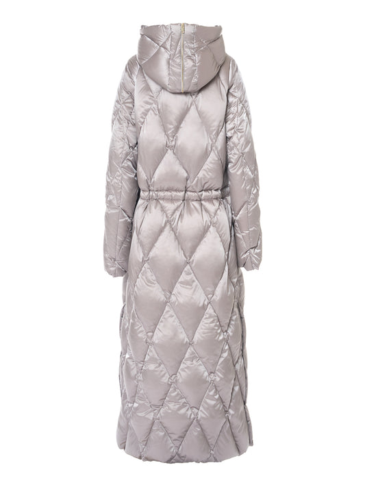 Une capuche zippée pour une protection supplémentaire contre le vent et les intempéries.
Un look maxi qui garantit tendance et confort au quotidien.