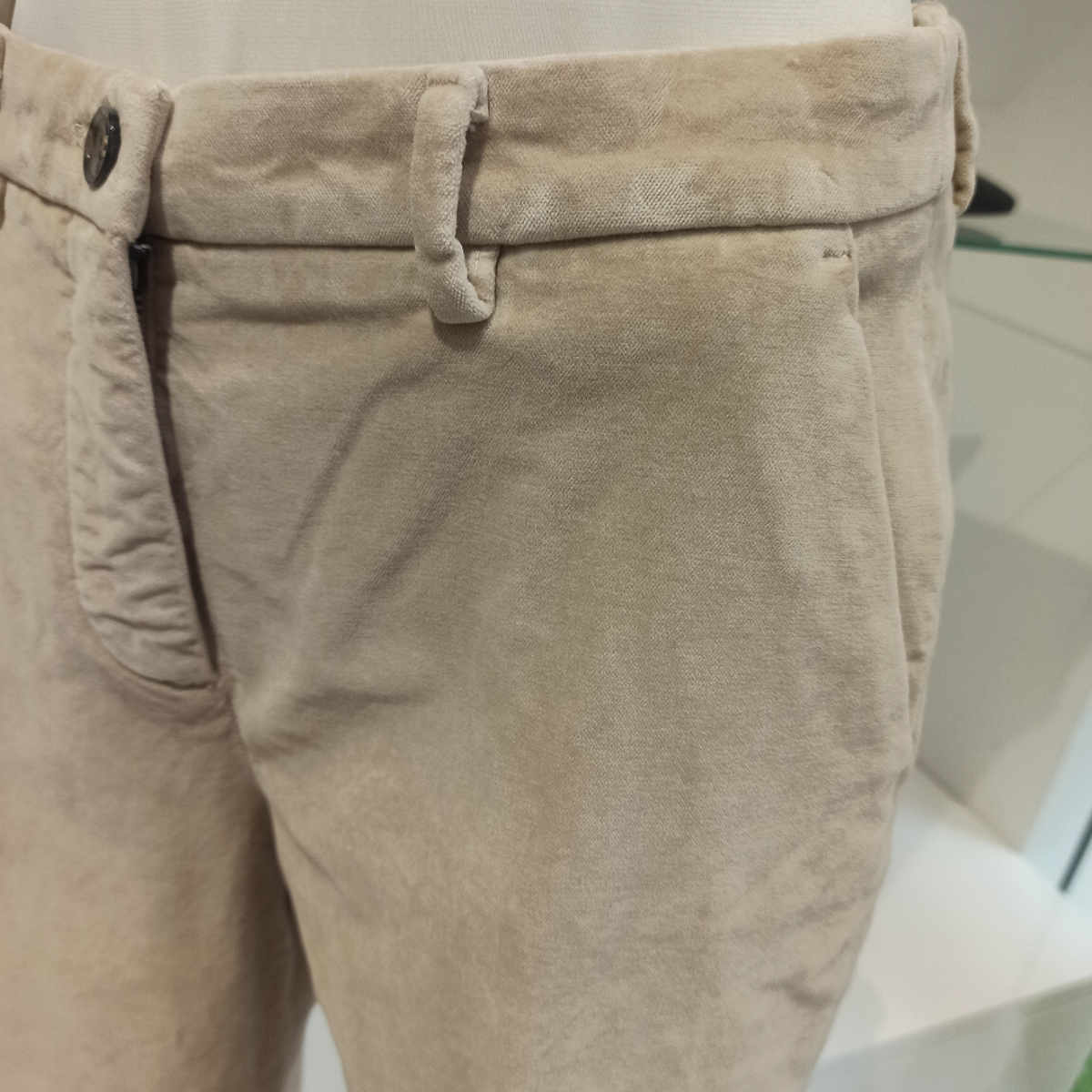 Pantalon Velours Beige En Velours Rasé, Coupe Droite Coton Stretch, Fermeture À Bouton – pantalon velours beige en coton stretch, détail du velours rasé