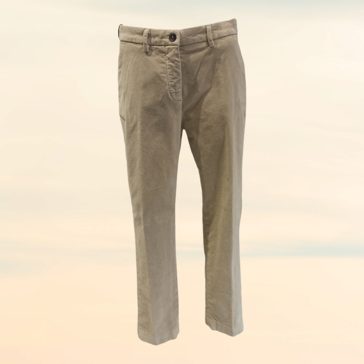 Velours rasé beige : une matière texturée au style chaleureux et facile à porter.
Coupe droite : une ligne classique qui convient à de nombreuses silhouettes.
Composition souple : 95 % coton et 5 % élasthanne pour accompagner vos mouvements.
Fermeture pratique : un bouton à l’avant pour un maintien simple et efficace.