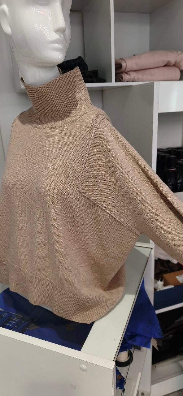 Détail du Pull Cachemire Beige Wendy Notshy Ample Col Cheminée Forme Poncho À Coutures Côté – pull cachemire beige à col cheminée