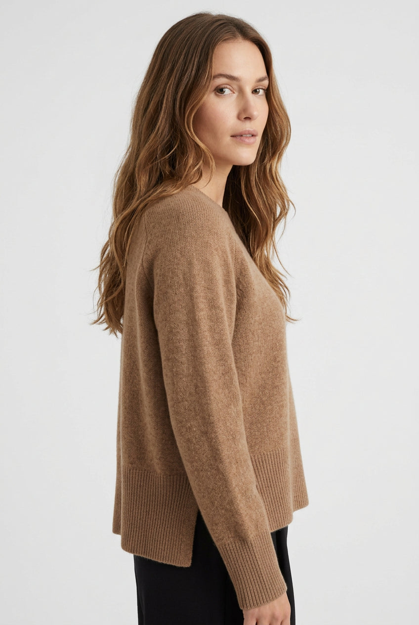 Pull femme cachemire Xenia oversize 100% 4 fils, col rond, manches longues, dos ajouré – détail du col rond et des manches