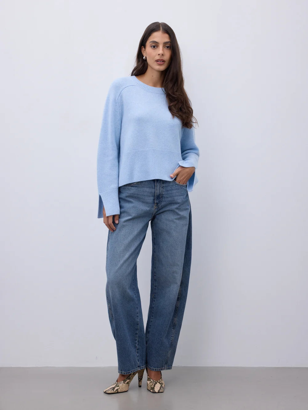 Pull femme cachemire Xenia oversize 100% 4 fils, col rond, manches longues, dos ajouré – détail du dos ajouré