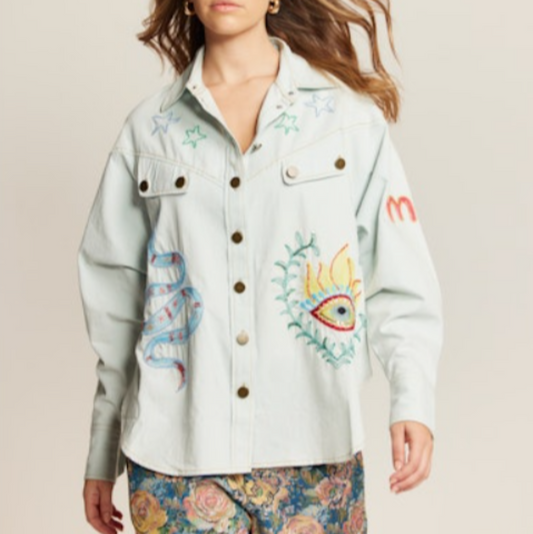 me369 La chemise en jean délavé légèrement oveesize brodée coton et petites pierres.
Une basique à porter sans modération .poches factices poitrine, poignets chemise.
boutons bronze foncé