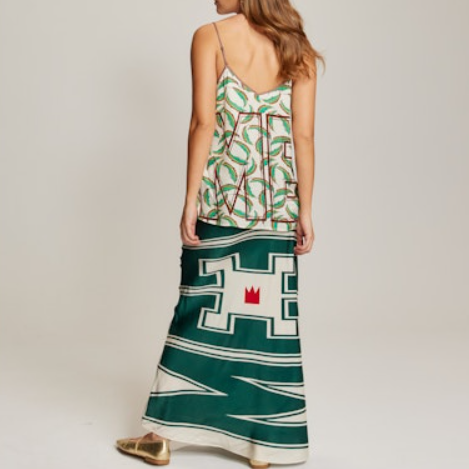 me369 upe longue à taille élastique confectionnée en viscose 100%, offrant confort et fluidité pour un port quotidien sans effort. Sa coupe épurée s'adapte à toutes les silhouettes. Associez-la au gilet Jade assorti pour créer un ensemble harmonieux et féminin qui capture l'essence du style contemporain. Idéale pour les femmes en quête d'élégance décontractée.