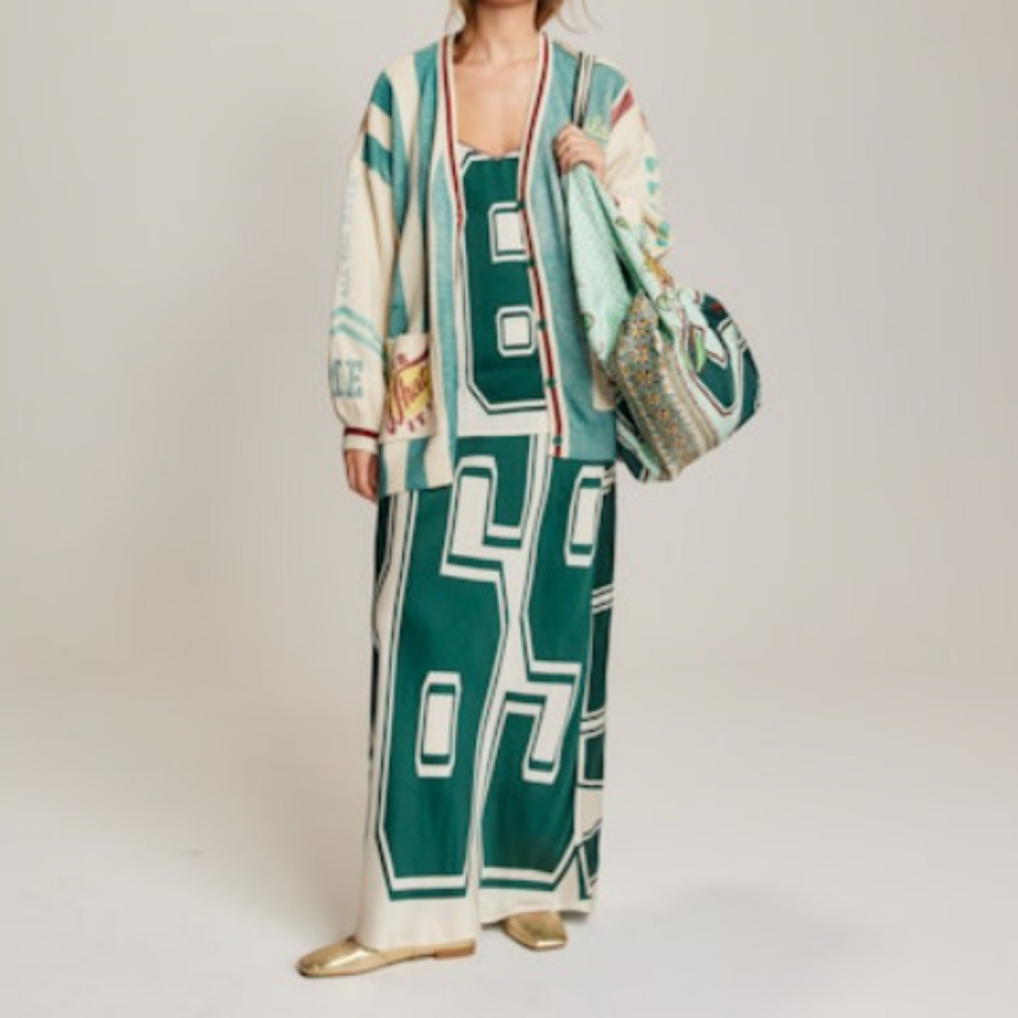 me369 upe longue à taille élastique confectionnée en viscose 100%, offrant confort et fluidité pour un port quotidien sans effort. Sa coupe épurée s'adapte à toutes les silhouettes. Associez-la au gilet Jade assorti pour créer un ensemble harmonieux et féminin qui capture l'essence du style contemporain. Idéale pour les femmes en quête d'élégance décontractée.