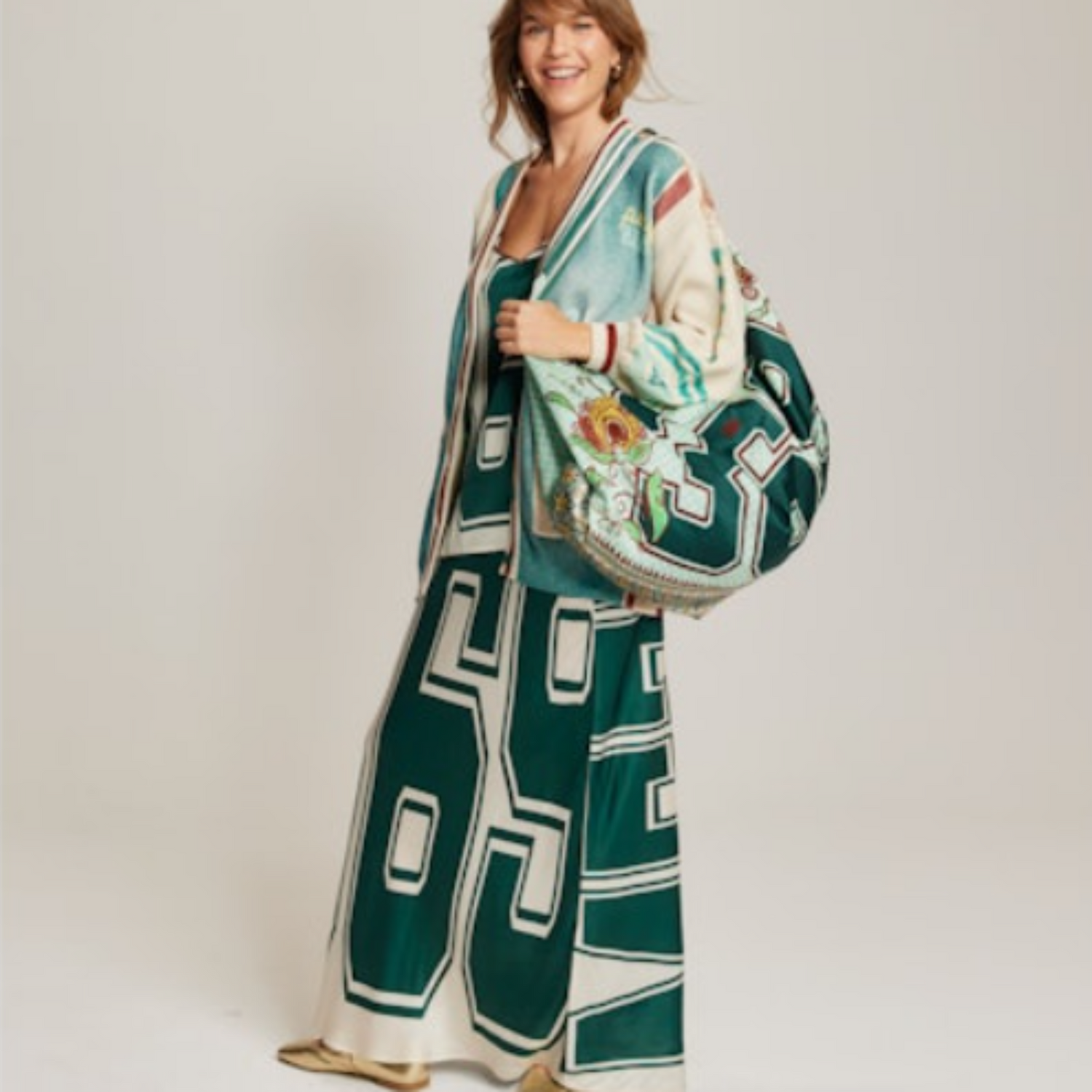 me369upe longue à taille élastique confectionnée en viscose 100%, offrant confort et fluidité pour un port quotidien sans effort. Sa coupe épurée s'adapte à toutes les silhouettes. Associez-la au gilet Jade assorti pour créer un ensemble harmonieux et féminin qui capture l'essence du style contemporain. Idéale pour les femmes en quête d'élégance décontractée.