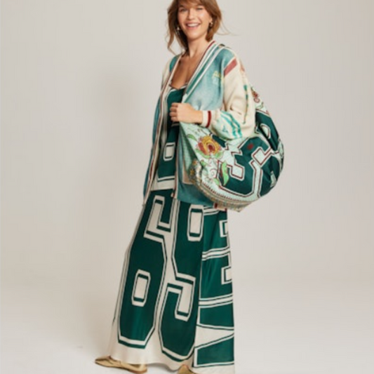 me369upe longue à taille élastique confectionnée en viscose 100%, offrant confort et fluidité pour un port quotidien sans effort. Sa coupe épurée s'adapte à toutes les silhouettes. Associez-la au gilet Jade assorti pour créer un ensemble harmonieux et féminin qui capture l'essence du style contemporain. Idéale pour les femmes en quête d'élégance décontractée.