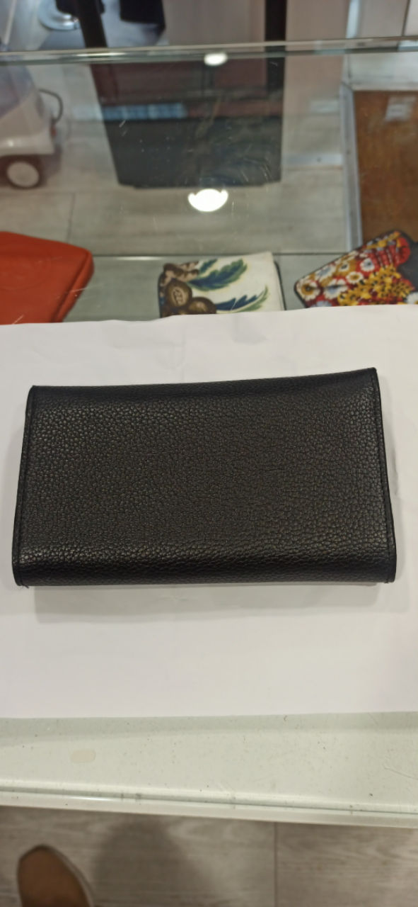 


Accessoire de mode du quotidien, le portefeuille Milano vous accompagnera dans tous vos déplacements pour transporter vos papiers essentiels et importants.&nbsp;

Il est composé de&nbsp;6 compartiments dont 1 à fermeture zippée et 1 double&nbsp;pour vos papiers ; et comprend&nbsp;14 porte-cartes. Fermeture par bouton pression et poche plaquée avant placée sous le rabat pour un accès rapide. Logo Berthille floqué sous le rabat.