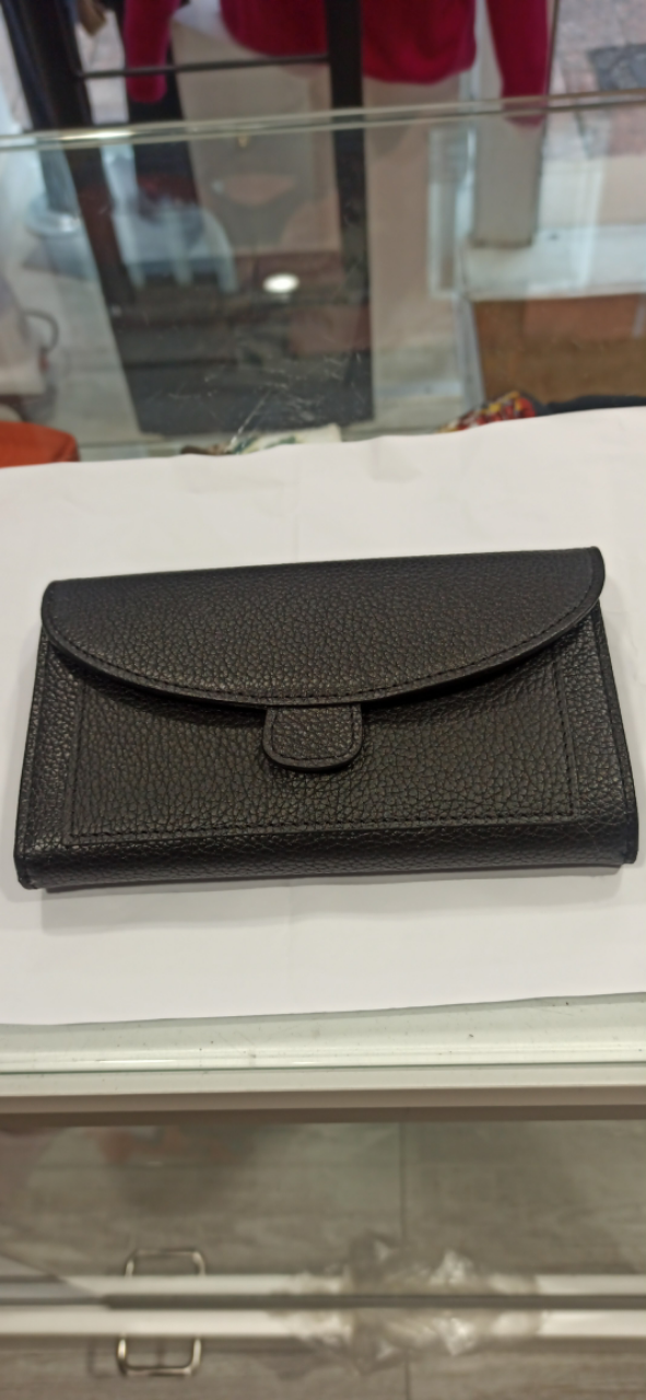 


Accessoire de mode du quotidien, le portefeuille Milano vous accompagnera dans tous vos déplacements pour transporter vos papiers essentiels et importants.&nbsp;

Il est composé de&nbsp;6 compartiments dont 1 à fermeture zippée et 1 double&nbsp;pour vos papiers ; et comprend&nbsp;14 porte-cartes. Fermeture par bouton pression et poche plaquée avant placée sous le rabat pour un accès rapide. Logo Berthille floqué sous le rabat.