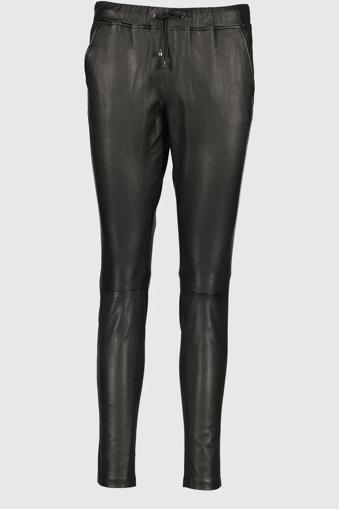 
Pantalon style jogging pour femme en cuir d’agneau stretch, souple et confortable
Coupe confort avec lien de serrage à la taille pour un ajustement personnalisé
Deux poches pratiques sur le devant
100 % cuir d’agneau
Doublure composée de 98 % coton et 2 % lycra
Fabrication française