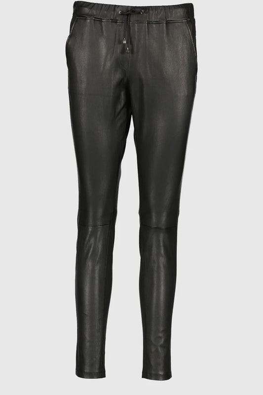 
Pantalon style jogging pour femme en cuir d’agneau stretch, souple et confortable
Coupe confort avec lien de serrage à la taille pour un ajustement personnalisé
Deux poches pratiques sur le devant
100 % cuir d’agneau
Doublure composée de 98 % coton et 2 % lycra
Fabrication française