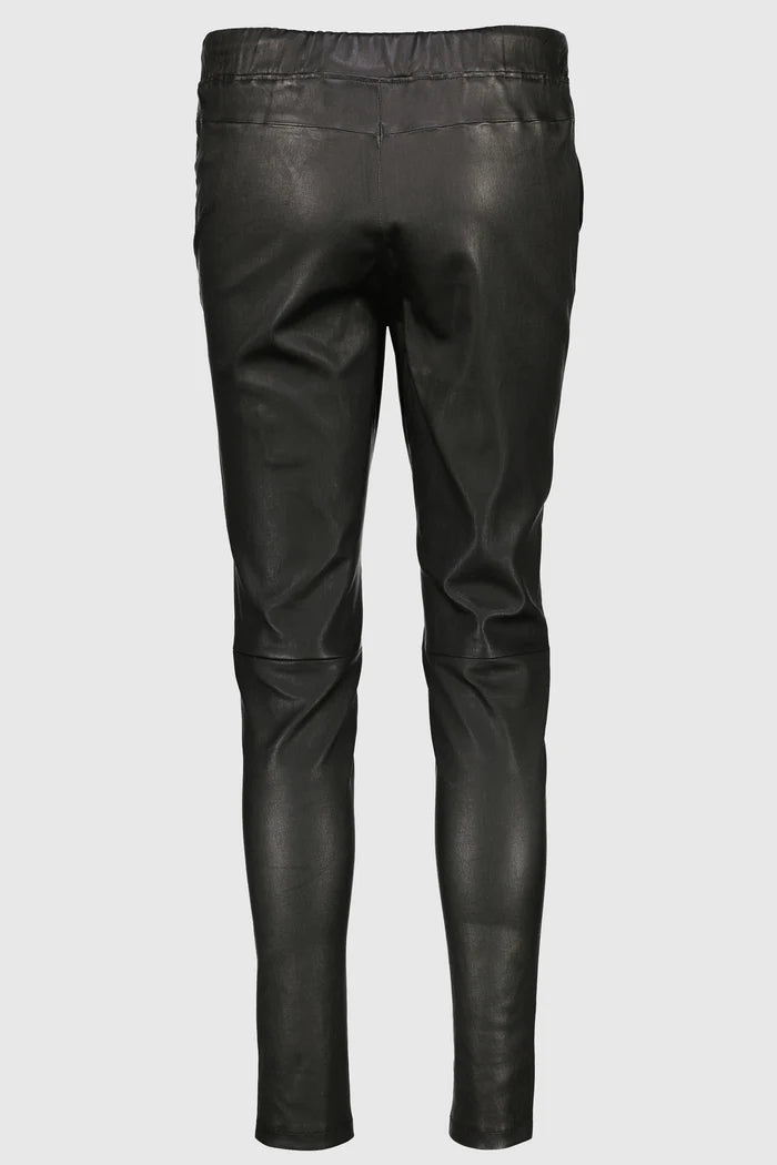 Suite 109 by Ventcouvert jogg cuir noir, pantalon cuir noir femme style jogging vu de face