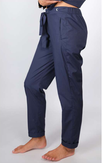 mayjune  Découvrez l'élégance intemporelle du pantalon popeline bleu marine mayjune. Confectionné dans une popeline de qualité supérieure, ce pantalon allie confort et raffinement pour un style impeccable au quotidien. La teinte bleu marine classique s'associe facilement à vos pièces préférées, tandis que la coupe épurée garantit une silhouette flatteuse. Idéal pour passer du bureau aux sorties en soirée, ce basique de garde-robe incarne la sophistication française. Un investissement mode qui ne se démode j