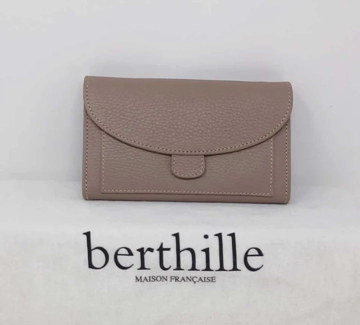 


Accessoire de mode du quotidien, le portefeuille Milano vous accompagnera dans tous vos déplacements pour transporter vos papiers essentiels et importants.&nbsp;

Il est composé de&nbsp;6 compartiments dont 1 à fermeture zippée et 1 double&nbsp;pour vos papiers ; et comprend&nbsp;14 porte-cartes. Fermeture par bouton pression et poche plaquée avant placée sous le rabat pour un accès rapide. Logo Berthille floqué sous le rabat.