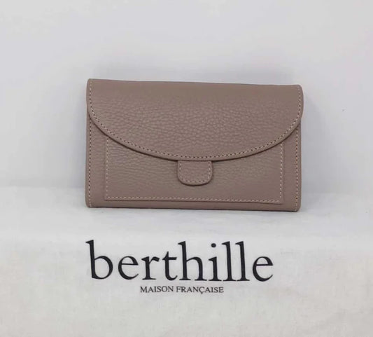 


Accessoire de mode du quotidien, le portefeuille Milano vous accompagnera dans tous vos déplacements pour transporter vos papiers essentiels et importants.&nbsp;

Il est composé de&nbsp;6 compartiments dont 1 à fermeture zippée et 1 double&nbsp;pour vos papiers ; et comprend&nbsp;14 porte-cartes. Fermeture par bouton pression et poche plaquée avant placée sous le rabat pour un accès rapide. Logo Berthille floqué sous le rabat.