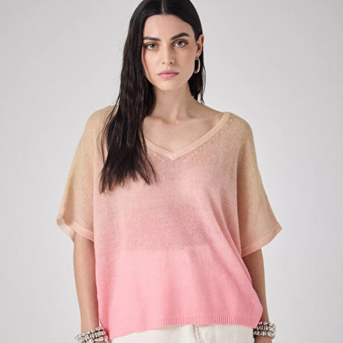 pull notshy Sa couleur Fairy et Beige Chine crée un effet dégradé élégant qui apportera une touche chic à n'importe quelle tenue. Grâce à sa coupe ample, ce pull garantit un ajustement flatteur tout en permettant une grande liberté de mouvement. Vous pouvez le porter sur un jean pour une allure décontractée ou sur une jupe pour un look plus raffiné.
Les fini