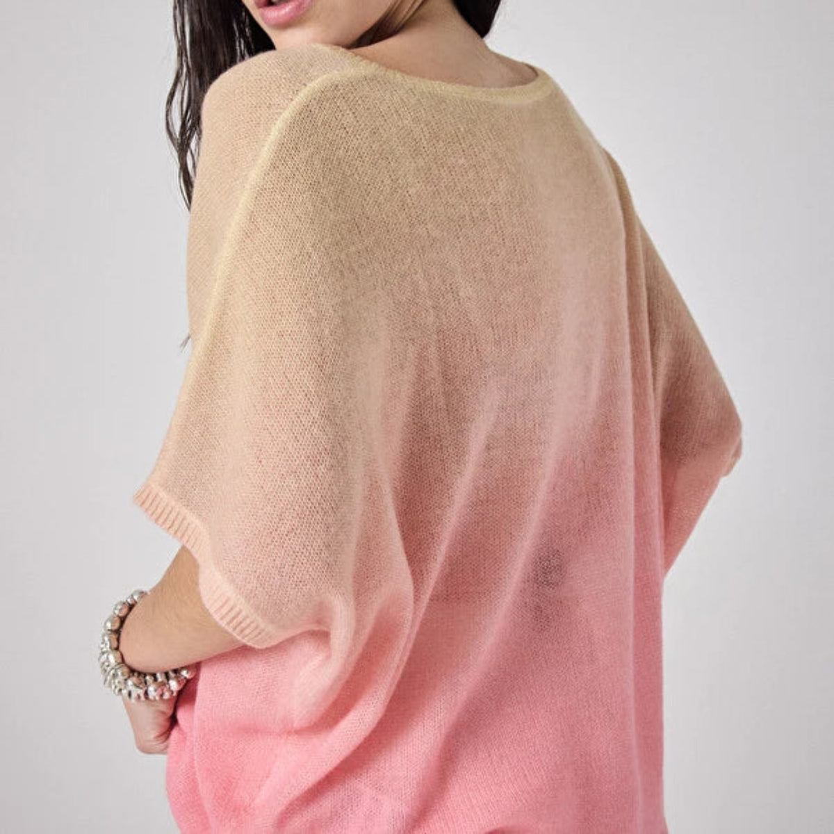 pull nyxo Sa couleur Fairy et Beige Chine crée un effet dégradé élégant qui apportera une touche chic à n'importe quelle tenue. Grâce à sa coupe ample, ce pull garantit un ajustement flatteur tout en permettant une grande liberté de mouvement. Vous pouvez le porter sur un jean pour une allure décontractée ou sur une jupe pour un look plus raffiné.
Les finiti