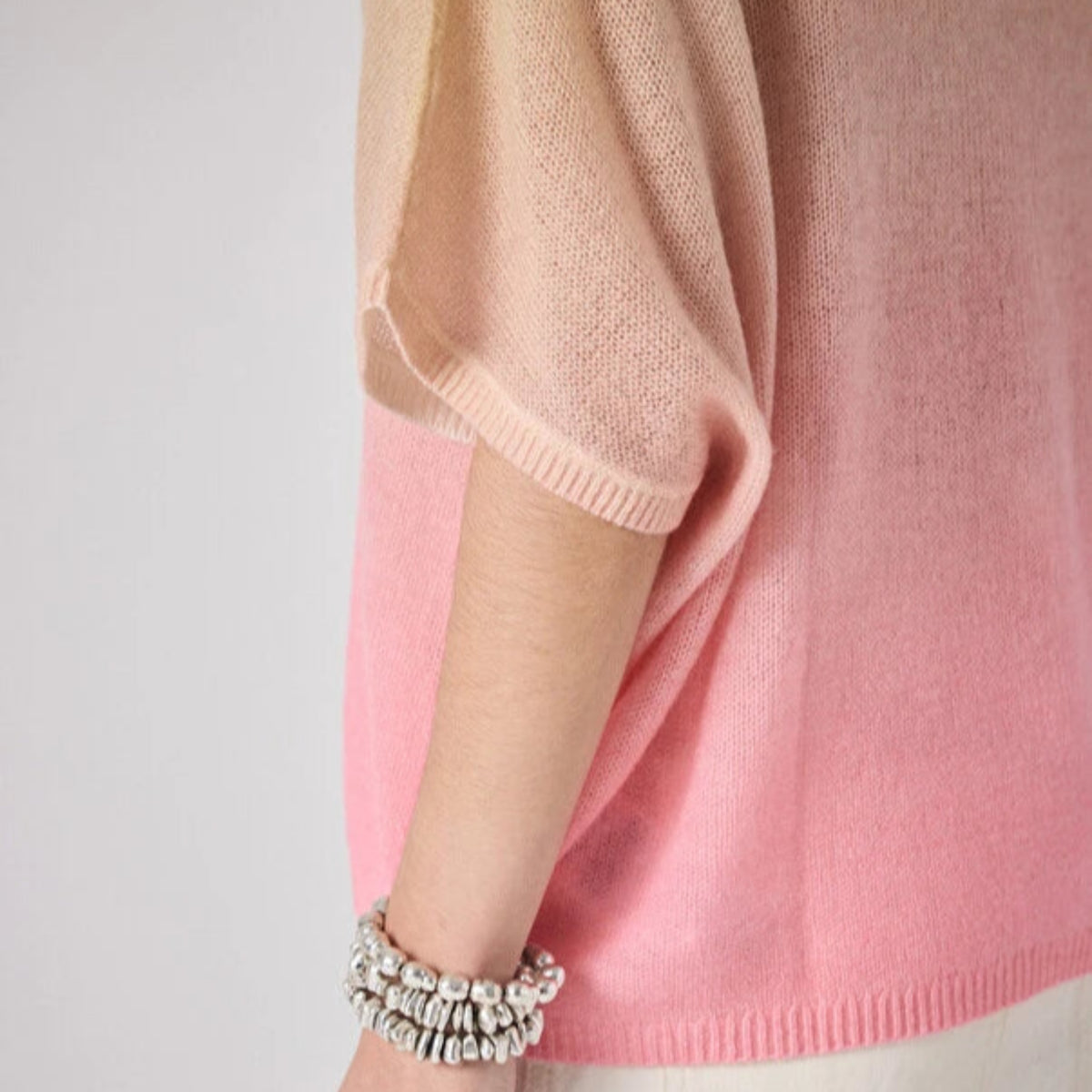 pull notshy Sa couleur Fairy et Beige Chine crée un effet dégradé élégant qui apportera une touche chic à n'importe quelle tenue. Grâce à sa coupe ample, ce pull garantit un ajustement flatteur tout en permettant une grande liberté de mouvement. Vous pouvez le porter sur un jean pour une allure décontractée ou sur une jupe pour un look plus raffiné.
Les fini