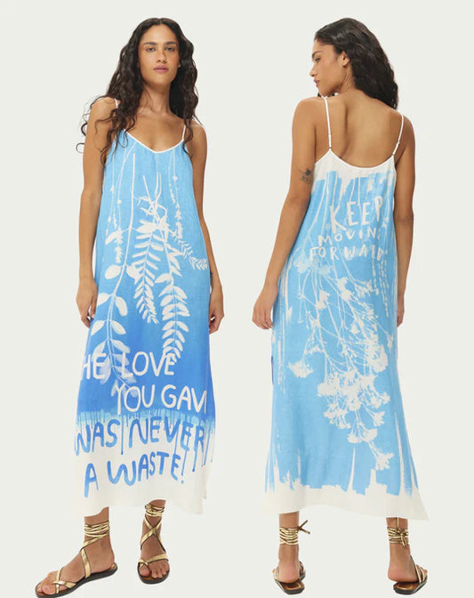 Le confort sans effort rencontre l'élégance féminine. Cette robe-T décontractée arbore un col V arrondi flatteur et des manches longues en teintes indigo profondes. Les fentes latérales ajoutent du mouvement et de la fluidité à la silhouette fluide. Une pièce qui s'adapte à vos vacances ou vos voyages – superposez-la, ceinturez-la, ou portez-la ample pour une polyvalence sans fin. Lin 55%, Viscose 45%