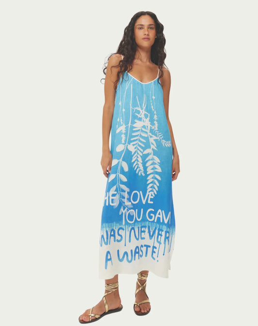 Le confort sans effort rencontre l'élégance féminine. Cette robe-T décontractée arbore un col V arrondi flatteur et des manches longues en teintes indigo profondes. Les fentes latérales ajoutent du mouvement et de la fluidité à la silhouette fluide. Une pièce qui s'adapte à vos vacances ou vos voyages – superposez-la, ceinturez-la, ou portez-la ample pour une polyvalence sans fin. Lin 55%, Viscose 45%