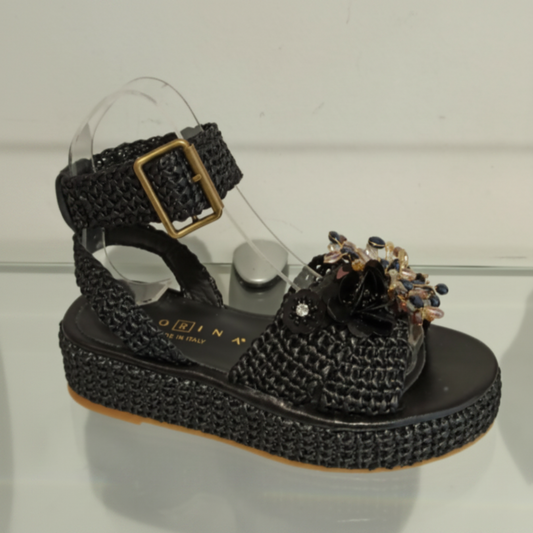 FIORINA Tige tressée noire lumineux ;
* Ornement de pierres précieuses scintillantes ;
* Plateforme confortable ;
* Boucle de cheville réglable ;
* Parfait pour toute occasion.