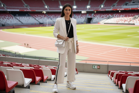 nathan baume Découvrez les Nathan Baume sneakers en cuir blanc, l'alliance parfaite entre élégance intemporelle et confort quotidien. Ces baskets premium allient un cuir véritable de qualité supérieure à un design épuré qui s'adapte à tous vos styles. La combinaison pratique de lacets et fermeture éclair vous offre une flexibilité d'enfilage sans compromis sur l'esthétique. Idéales pour les femmes en quête de chaussures sophistiquées qui ne sacrifient jamais le confort, ces sneakers blanches deviennent rapi