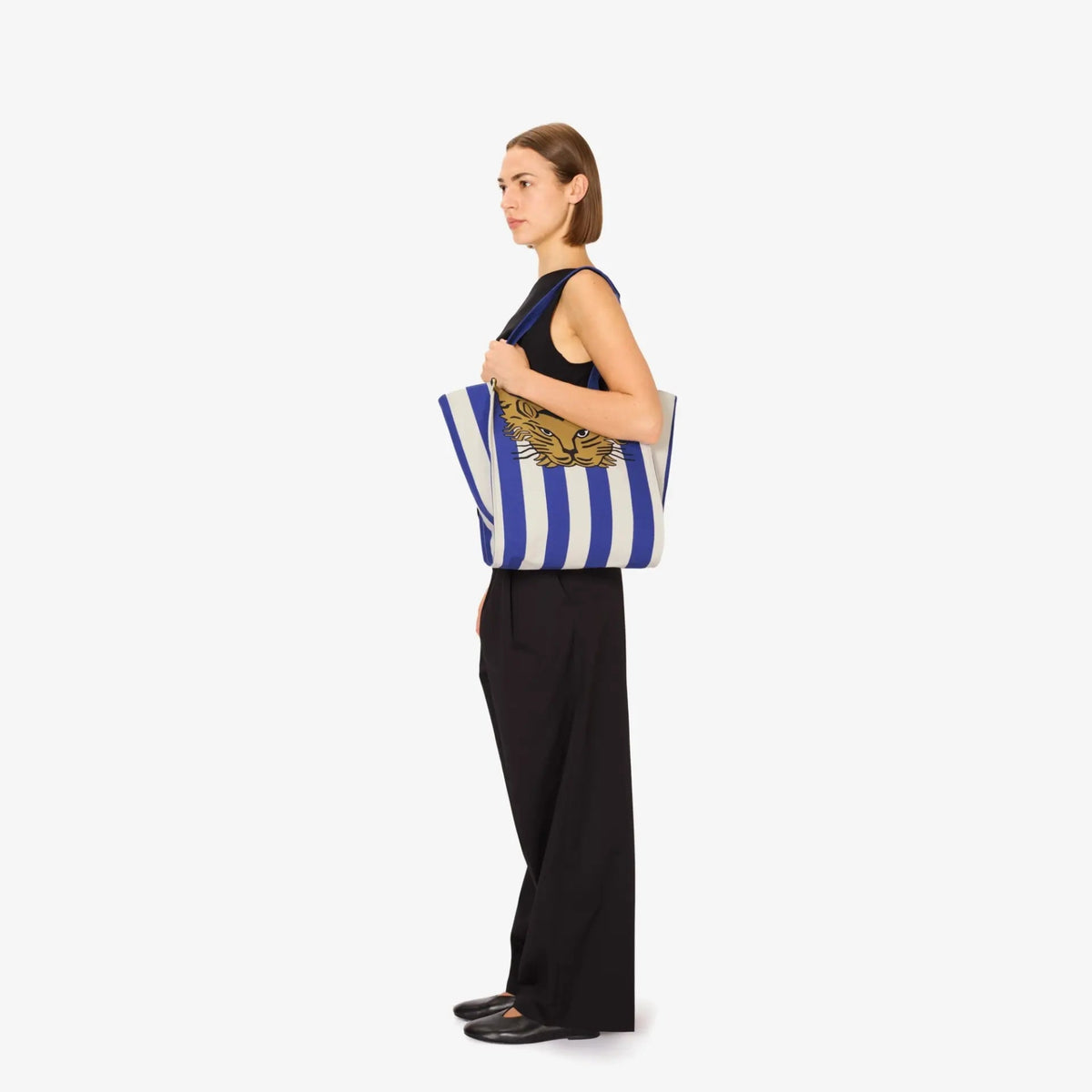 inoui editions Découvrez notre sac tote en coton Baldo Stripes, un accessoire à la fois pratique et stylé, parfait pour le quotidien. Fabriqué à 100% en coton, ce totebag allie durabilité et élégance avec son design moderne. Sa couleur bleu rafraîchissante apporte une touche de fraîcheur à votre garde-robe.