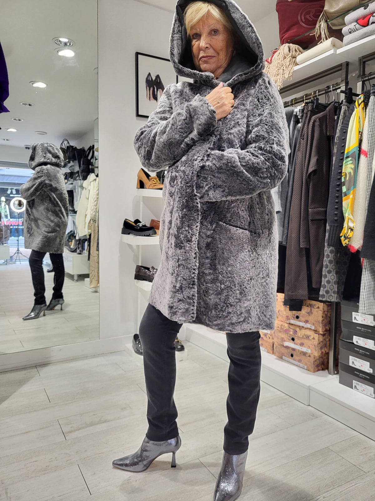 Modèle réversible : côté fourrure façon astrakan ou côté cuir lisse selon vos envies.
Capuche pratique pour renforcer la protection contre le vent et le froid.
Coupe courte facile à associer avec une tenue casual ou plus habillée.