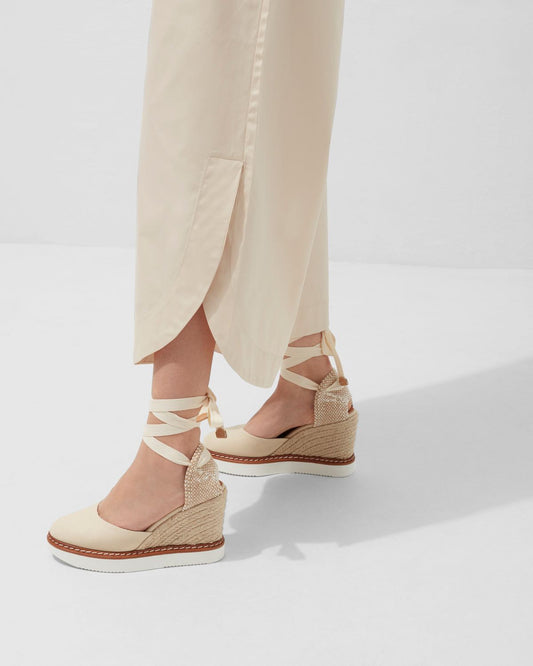 Castaner espadrille Cintia ivoire ultra légère à cambrure 7 cms avec liens noués autour de la cheville.