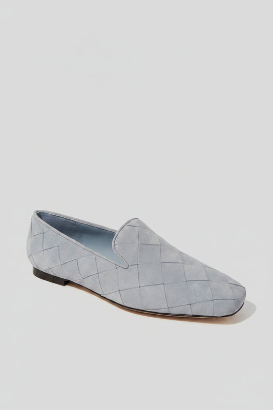 Découvrez nos élégants mocassins en cuir bleu ciel de la marque Lola Cruz, un indispensable pour toute garde-robe moderne. Confectionnés avec soin, ces mocassins allient confort et style, parfaits pour un usage quotidien ou des occasions spéciales.
