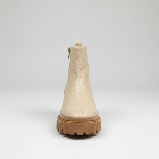 Découvrez les magnifiques boots en cuir crème de la marque Pons Quintana, une parfaite alliance d'élégance et de confort. Ces bottines, au design moderne et raffiné, sont conçues pour sublimer toutes vos tenues. Avec leur cuir mat couleur crème, elles apportent une touche lumineuse à votre look.