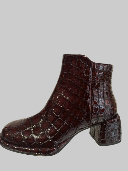 Élégantes et raffinées, ces boots Chelsea Pons Quintana en cuir vernis chocolat allient style et confort. Leur fermeture éclair facilite l’enfilage, tandis que le talon carré de 4 cm assure une posture stable et confortable tout au long de la journée. Parfaites pour apporter une touche sophistiquée à toutes vos tenues, ces chaussures sont un incontournable pour un look chic et moderne.