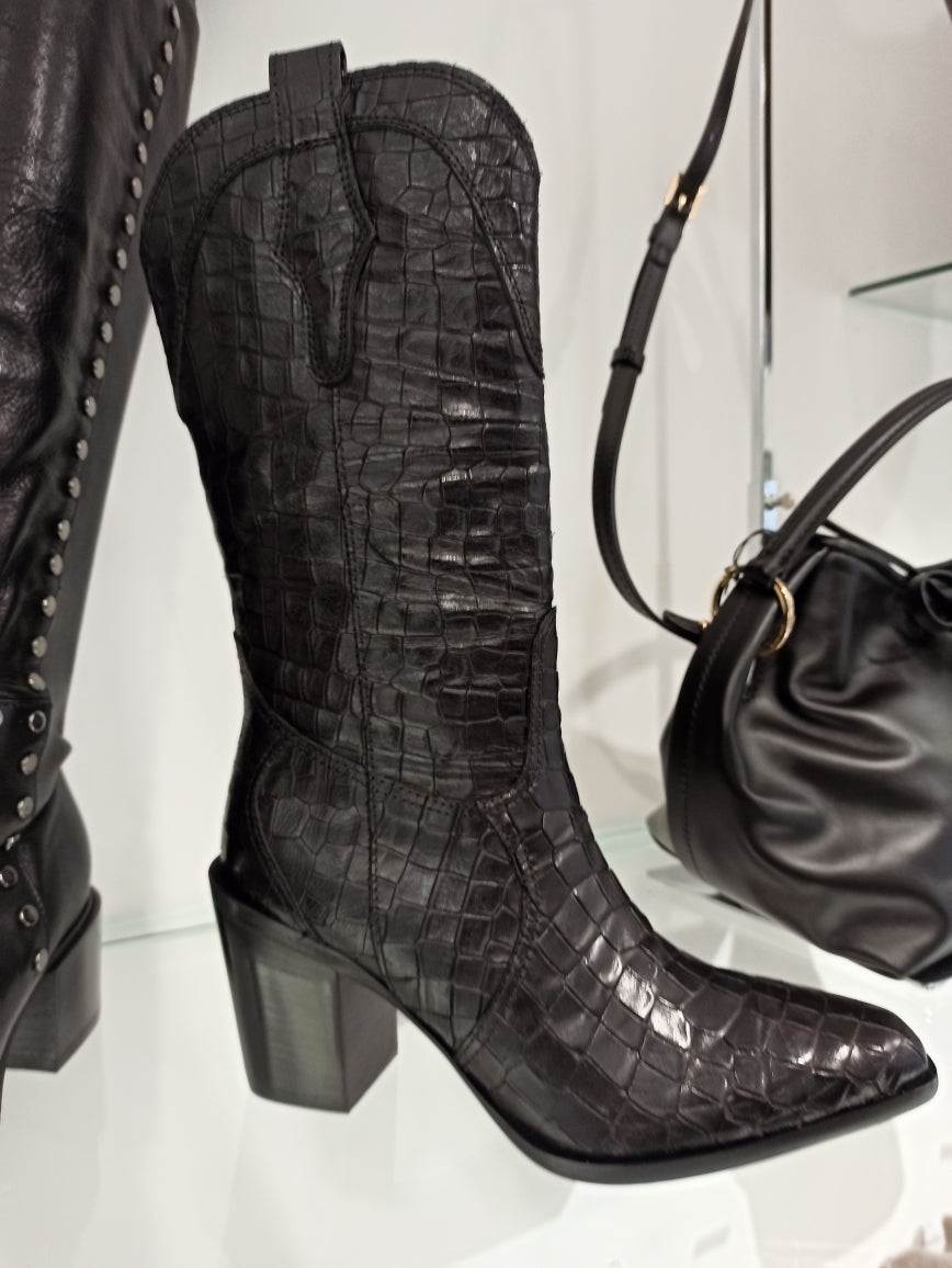 Bottes Pons Quintana en cuir noir embossé effet croco avec talon 8 cm et fermeture éclair intérieure.