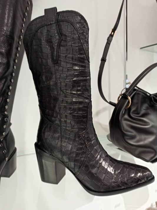 Bottes Pons Quintana en cuir noir embossé effet croco avec talon 8 cm et fermeture éclair intérieure.