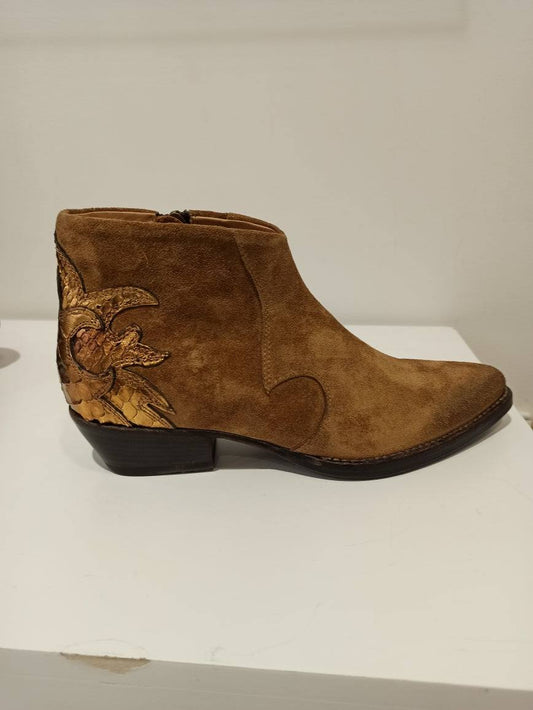 Boots Bottega Di Lisa en daim marron flamme cuivrée avec détail imitation reptile, confectionnées main, style unique et élégant.