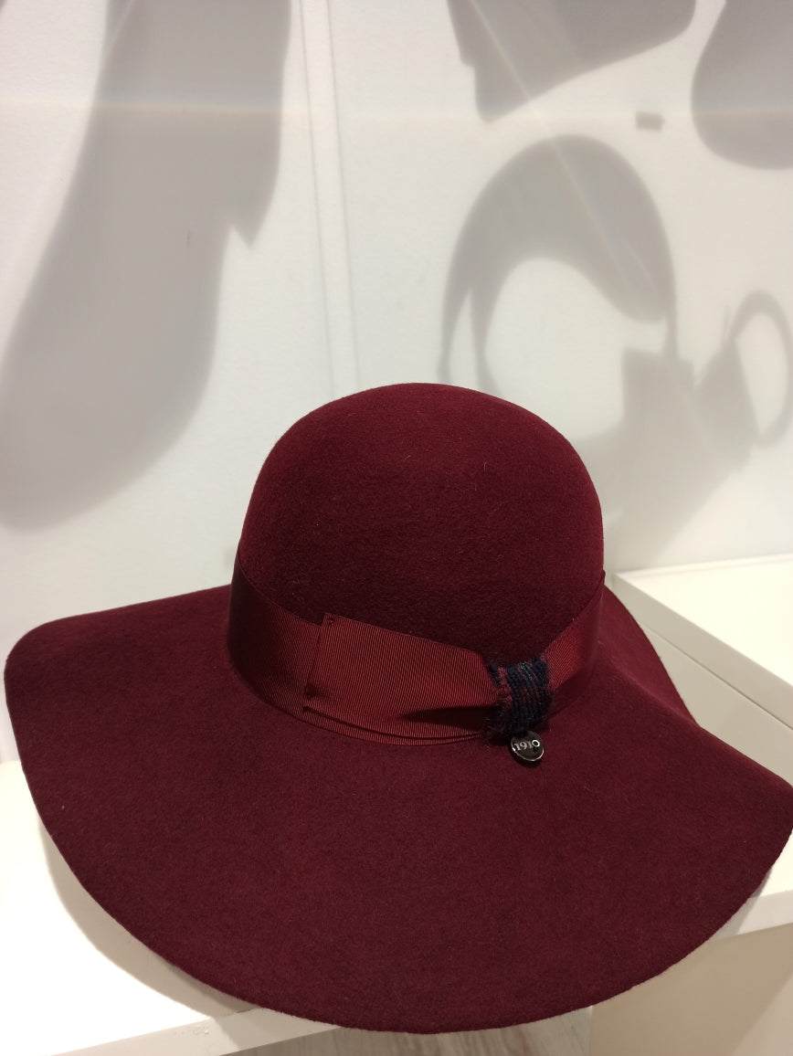 chapeau catarzi en feutre prune bordeaux taille 57 avec ganse ton sur ton  et ajustement confort