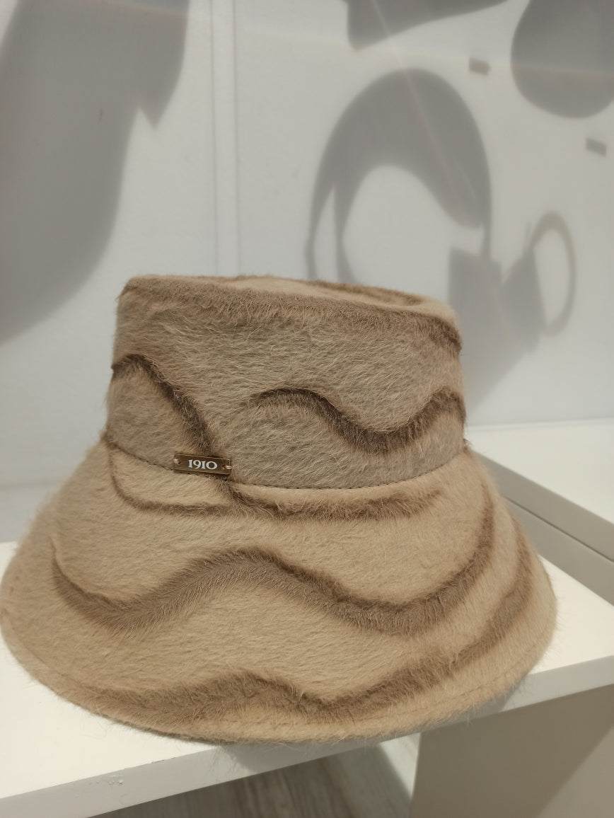 Découvrez le charmant chapeau en lapin camel inspiré par le style d'Audrey Hepburn. Ce modèle unique incarne l'élégance intemporelle et le chic des accessoires de mode vintage. Que vous assistiez à un événement formel ou que vous ajoutiez une touche de sophistication à votre tenue quotidienne, ce chapeau est l'accessoire parfait pour rehausser votre look.