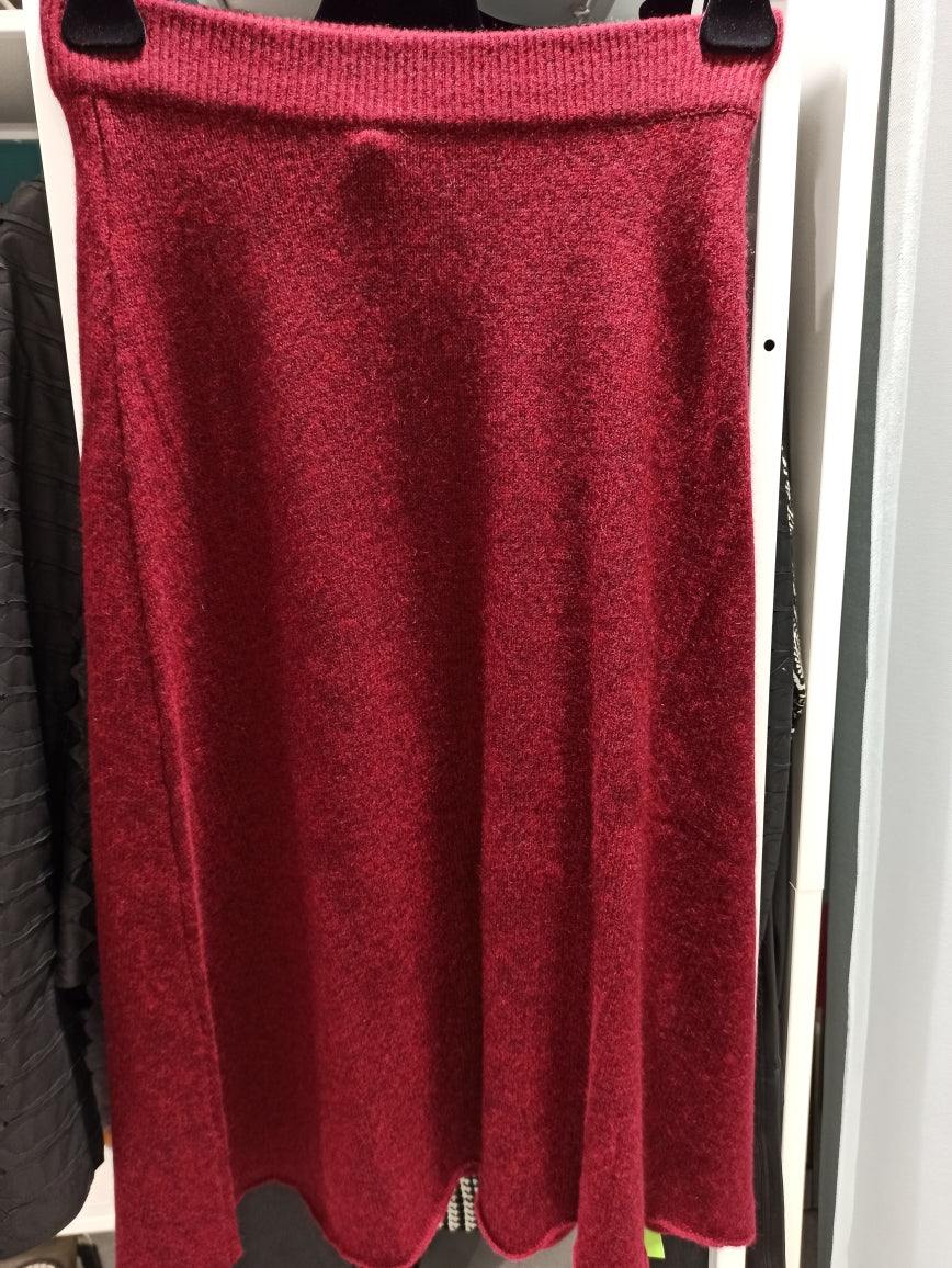 Découvrez la jupe en cachemire de Notshy, un choix élégant et intemporel. Cette jupe couleur burlat allie confort et style. Sa douceur unique vous enveloppera dans une chaleur agréable tout au long de la saison.