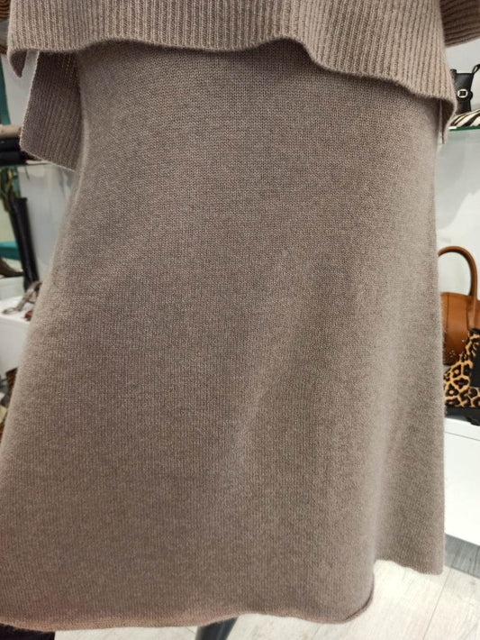 Découvrez la jupe en cachemire femme de Notshy, la tenue en vente chez Magasin 11 BIS Parfaite pour allier confort et élégance. Fabriquée à partir de cachemire de haute qualité, cette jupe offre une douceur exceptionnelle et un ajustement parfait grâce à sa taille élastique. Que ce soit pour une journée de travail ou une sortie casual, cette pièce polyvalent