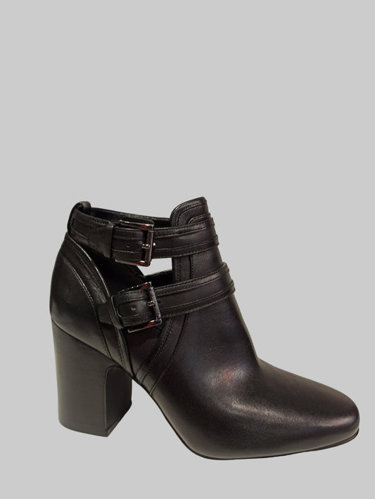 Découvrez les bottines noires Michael Kors, élégantes et modernes. Leur joli découpe délicate sur la maléole apporte une touche de sophistication, tandis que le talon carré assure stabilité et confort pour un port quotidien. Leur bout rond combine style et praticité, faisant de ces bottines un choix parfait pour sublimer toutes vos tenues.