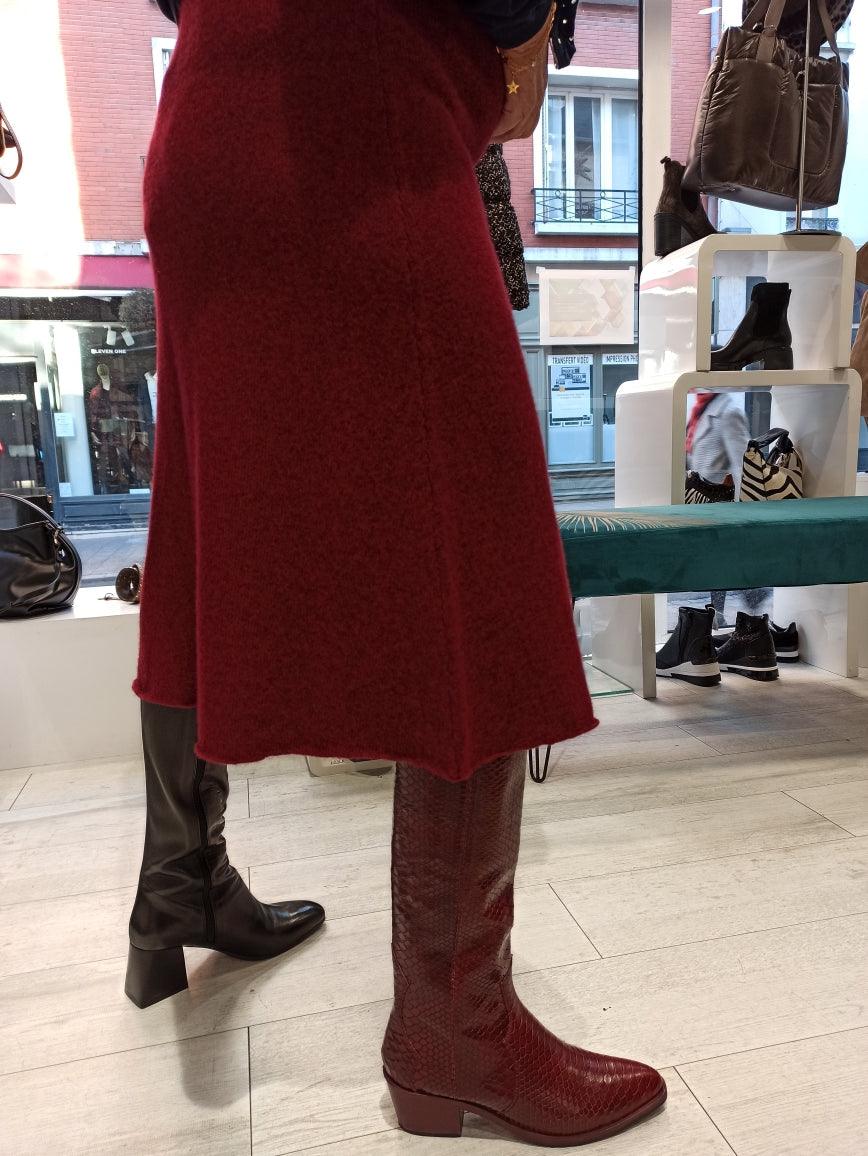 Découvrez la jupe en cachemire de Notshy, un choix élégant et intemporel. Cette jupe couleur burlat allie confort et style. Sa douceur unique vous enveloppera dans une chaleur agréable tout au long de la saison.