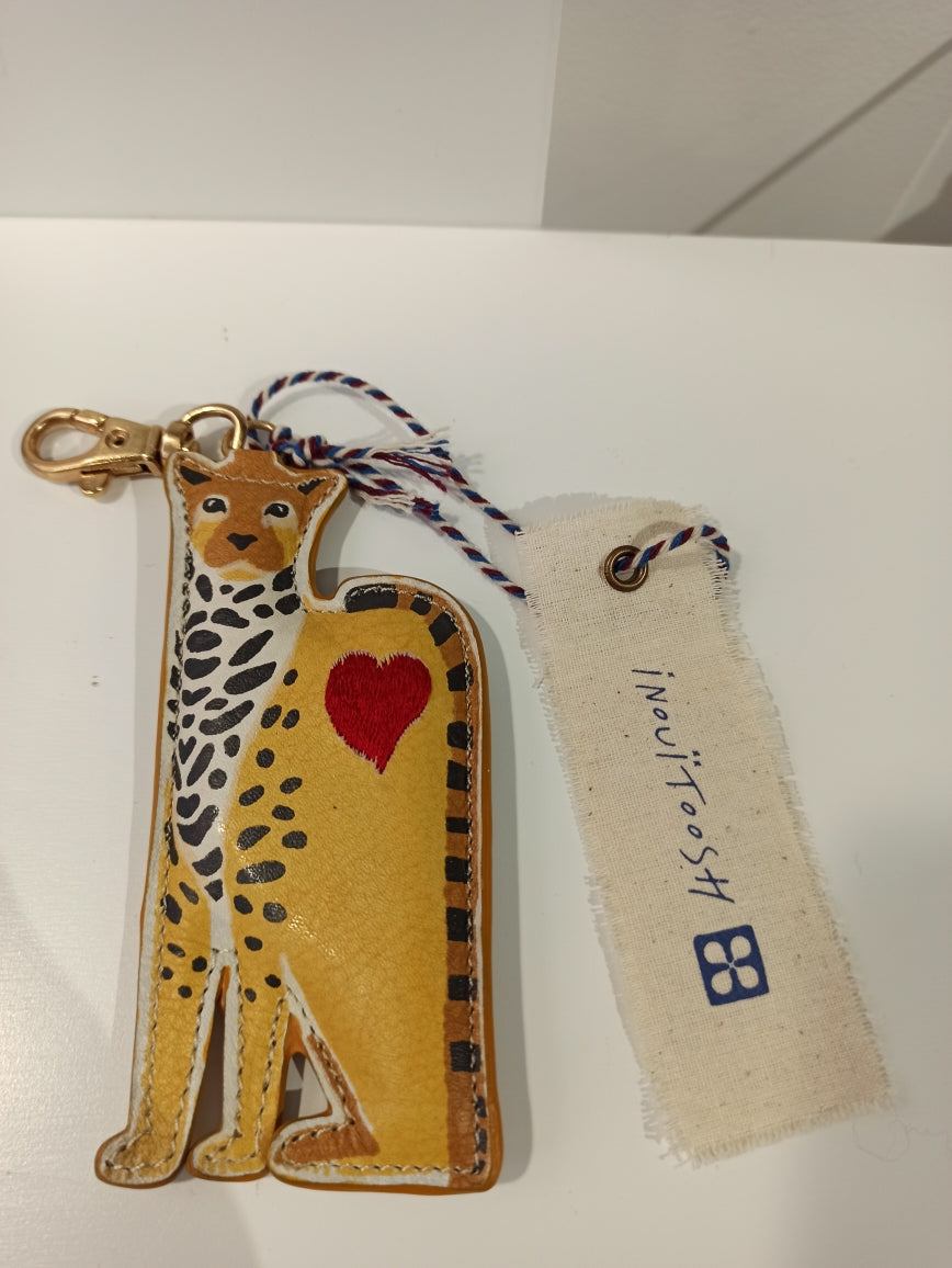 Découvrez notre magnifique porte clé en cuir de la marque inouitoosh, un accessoire pratique et élégant qui accompagne votre quotidien. Ce porte clé est conçu pour ceux qui apprécient la qualité et le style. Avec une association de cuir et de tissu, il est à la fois robuste et esthétique.