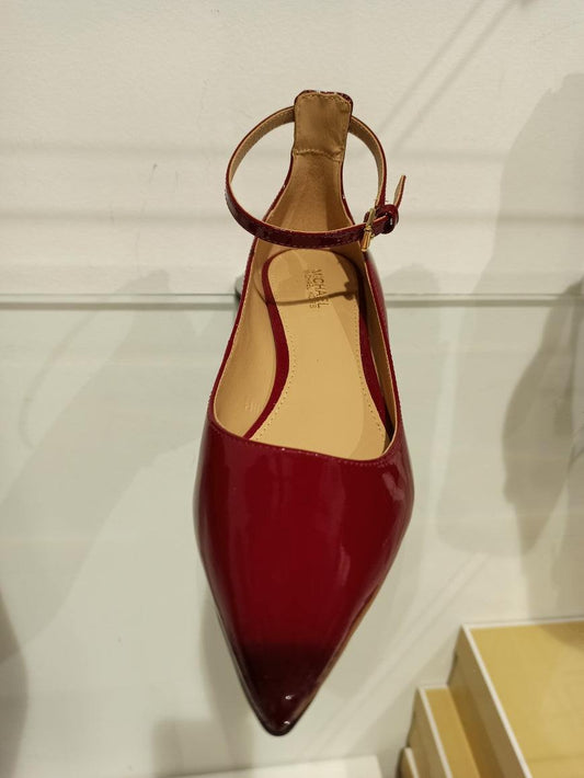 escarpin michael kors en cuir vernis griotte avec petit talon et bracelet de cheville