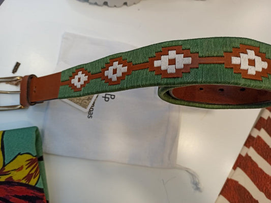 ceinture de las pampas en cuir vert brodée à la main motifs argentins