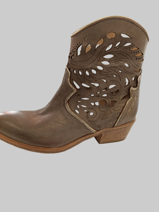 Découvrez cette mini botte ranger aux détails raffinés : un liseré doré subtil et une découpe laser précise qui en font une pièce d'exception. Son design irisé champagne apporte une touche d'élégance intemporelle, parfait pour sublimer vos jupes longues. Une botte qui allie style audacieux et sophistication, idéale pour affirmer votre personnalité avec assurance.