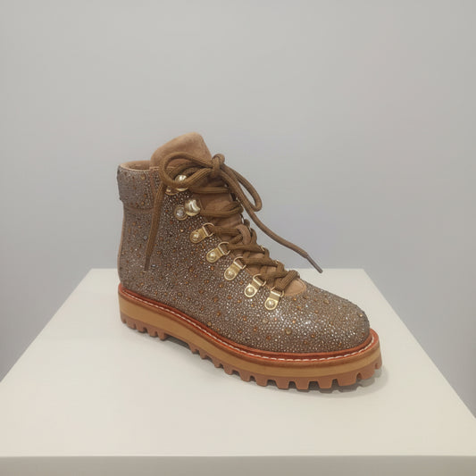 Fabriquées en cuir de haute qualité, les bottines strass camel sont conçues pour durer tout en offrant un style raffiné. Les détails scintillants en strass ajoutent une touche de glamour sans en faire trop, ce qui les rend idéales pour une sortie entre amis ou une soirée spéciale.
Ultra confort : Conçues avec une attention particulière à l'ergonomie, ces bot