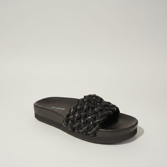 La coupe ergonomique de ces sandales assure un excellent maintien de la voûte plantaire. Vous pouvez marcher des heures sans ressentir de gêne. Grâce à leurs semelles ultra confortables, vos pieds seront choyés au quotidien.
Voici quelques caractéristiques qui font de ces sandales un must-have :
Confection en cuir haut de gamme, offrant durabilité et style.
