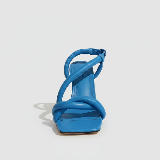 Fabriquées en cuir de haute qualité, ces sandales à talon de 5 cm sont non seulement élégantes, mais aussi extrêmement confortables. Leur design ultra souple vous permet de les porter toute la journée sans inconfort. De plus, le coloris bleu électrique attire tous les regards, ajoutant une note vibrante à votre garde-robe.
Voici quelques caractéristiques qui